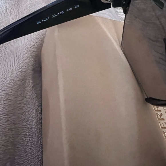 🏇🏇BURBERRY SUNGLASSES🏇🏇 - Picture 4 of 8